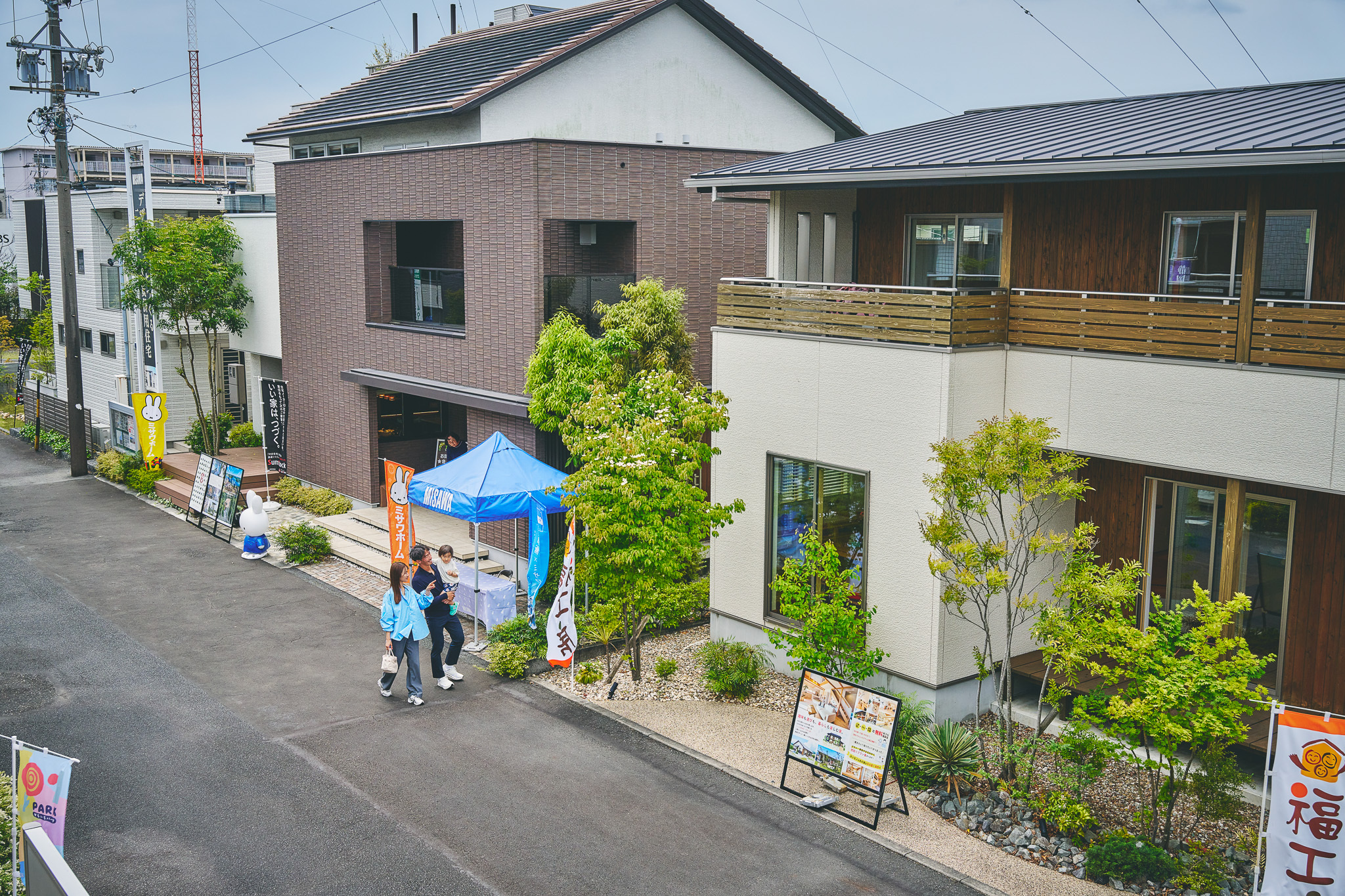 対面キッチンとダイニングの使い勝手を確認する家族