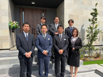 私たちがご案内いたします。色々な年代が集まった賑やかな展示場です。お気軽にご予約ください。