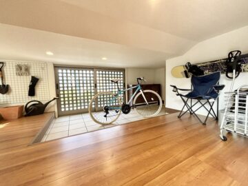 自転車やアウトドアギア、スポーツ用品を室内にそのまま持ち込める、機能性抜群の土間蔵。外と室内を緩やかにつなぐこの空間は、雨の日のメンテナンススペースとしても大活躍。