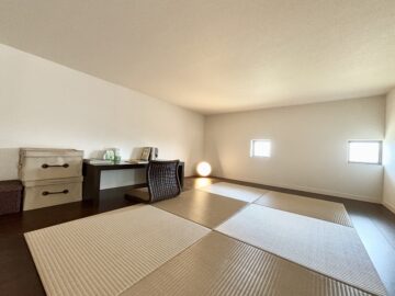 屋根の下のデッドスペースを有効活用する「小屋裏収納」は、住まいの収納力を格段にアップさせる賢い選択です。 季節ものの家電やアウトドアグッズ、思い出の品など、普段使わないものを一箇所にすっきり集約できるため、リビングや居室をいつでも広々と保つことができます。