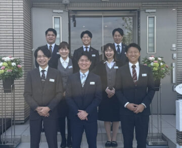 私たちがご案内いたします。若いメンバーが多く活気溢れる展示場です。お気軽にご予約ください！