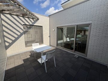 2階にの広いルーフガーデン