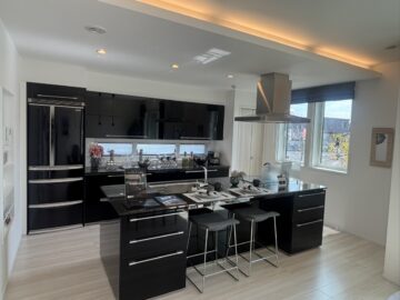 1階のシックな黒のキッチン