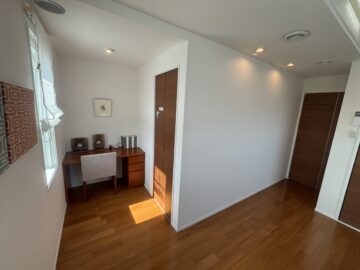 主寝室には書斎となるスペースあり