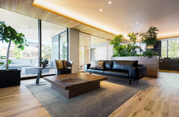 国産ナラの無垢材、高い天井、木と光による落ち着いたLDK空間