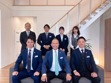 私たちがご案内いたします。女性スタッフもいる明るい展示場です！お気軽にご予約ください。
