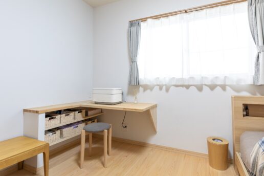 寝室の一角に設けたお化粧コーナー。カウンターの下に可動棚を取り付けたので、化粧品類をたっぷり収納することができます。