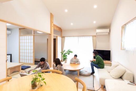 旧宅が暗かったこともあり、窓計画にこだわりました。陽の光がたっぷり入るようにリビングには大きな窓を。ご家族やお友達と明るく心地よい空間でくつろぎの時間を楽しんでいます。