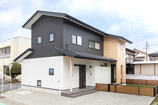 外観はひとめ惚れした静岡展示場を参考にしました。お庭のドッグランにはダイニングの窓からも出入りできます。