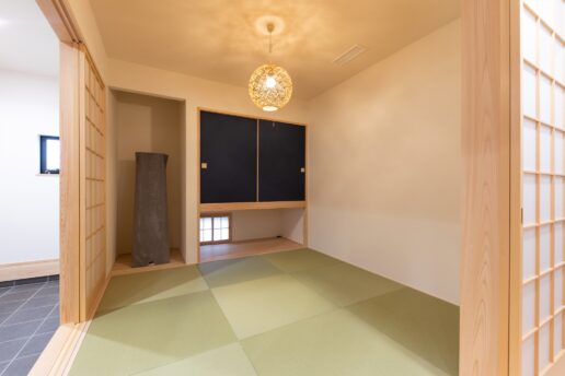 木の家に映える紺色の建具、優しい光がこぼれる照明、センスよくまとめたおもてなしの和室です。ワンちゃんたちの爪あとがつきにくい和紙でできた畳を採用しました。