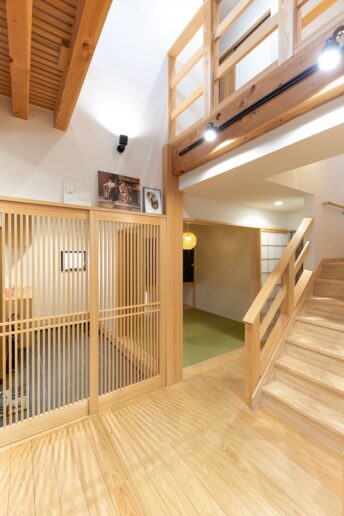 職人技が光る造作の桧千本格子建具。圧迫感を感じることなく土間との空間を仕切ることができます。デザイン性が高いので、あえて閉めることでインテリアとしても楽しんでいます。