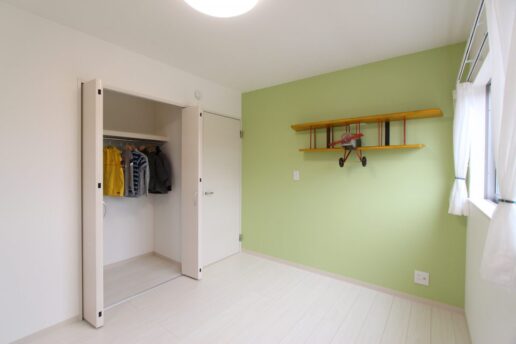 2階は3部屋あり、大容量のクローゼットを備えた8帖の主寝室と、6帖の子供部屋が2部屋あります。２部屋とも十分な広さのクローゼットが付いているので、お子様が自分で整理整頓できます。写真の壁にある飛行機模型は、実はブックラックなんです。