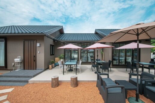 自宅を建てたいと思い、マイホームセンターへ。

そこで気に入ったセキスイハイムの家を見て自宅だけだともったいないと考え、店舗併用住宅を建築。

当初2階建てで1階を店舗、2階を住居と考えていた中、

営業担当の木造平屋の提案がイメージにマッチし、