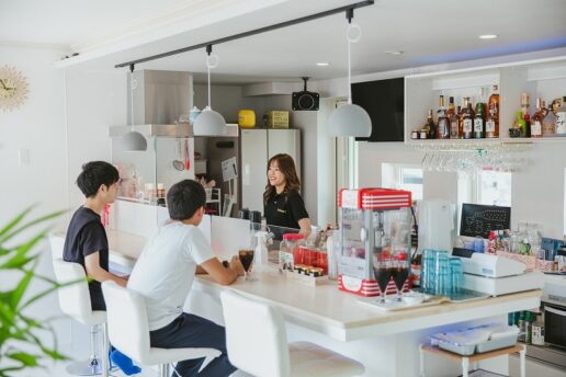 純和風な外観とは違い、店内に入ってすぐの位置に大きなバーカウンター

 