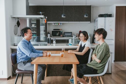 信頼を寄せる営業担当の岡山。

「知識が豊富でとてもエネルギッシュな方。
土地探しでは、現地の方に浸水のことや暮らしやすさなどの
リアルな情報を熱心に聞き込みしてくれたのが印象的でした。」

とU様。