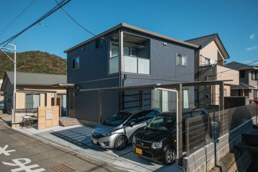 太陽光パネルと12kWの大容量蓄電池を搭載。
「災害時を考えると、お金をかけてでも付けるべき設備だと思ったので容量の大きい蓄電池と太陽光を設置しました。災害時も家が避難所として使えるので安心です」とご主人も満足のご様子。