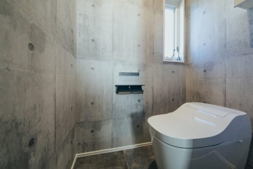 中でもご主人がこだわったのがトイレです。
「トイレって人によっては隠したい空間だと思うんです。狭い空間なので、トイレの印象が強くなるんですけど、アクセントクロスで、視線がクロスに集まるように工夫しました。一番奇抜そうに見えた打ちっ放し風のクロスにしたことで、ちょっとした驚きのある空間になりました。いまやトイレは見せたい空間ですね（笑）」と、ご主人のアイデアが活きた、遊び心あふれる空間になりました。