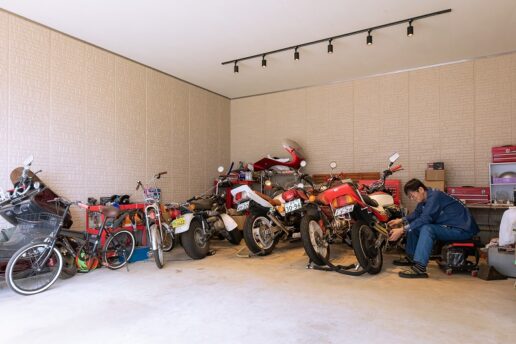 他にもバイクが趣味のご主人は、一階に大きなビルトインガレージを設置。
雨の日でも愛車のメンテナンスができるようになりました。