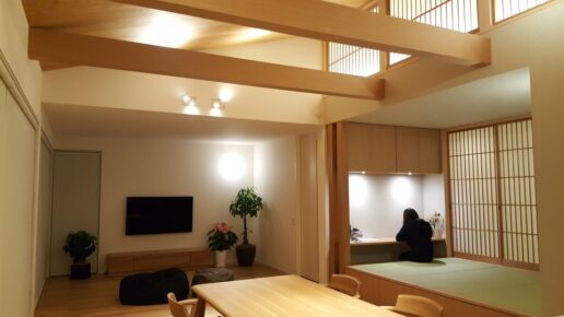 平屋ならではの吹き抜けの空間。

障子越しの照明が素敵な夜を演出します。