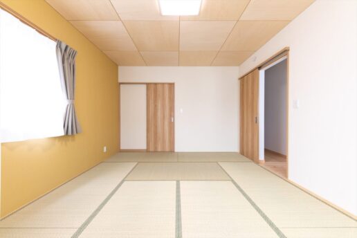 将来、ご両親が住まわれる10 帖の和室。奥には2.5 帖の収納を設けました。黄色のアクセントクロスとシナ合板の天井でモダンな空間に。