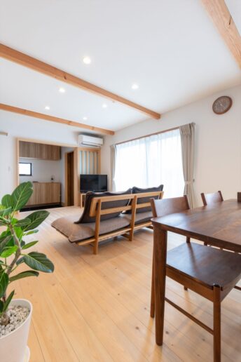 玄関土間からLDKを見渡せる開放的な間取りにこだわりました。