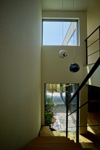 階段の吹き抜けからは空を望むことができます。

階段や廊下は通るだけの場所となってしまいがちですが、周囲の建物が見えない位置に窓を計画することで生活感を感じさせない非日常を味わうことのできる場所となります。
