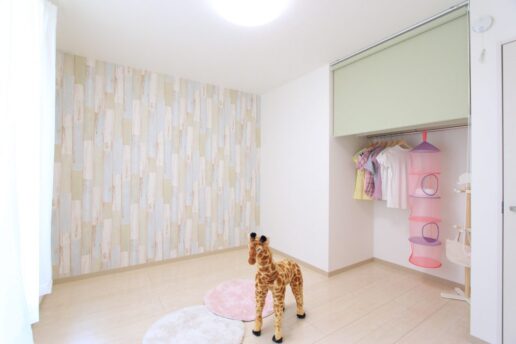 7.5帖主寝室には、大容量の4帖ものウォークインクローゼットがあります。明るい雰囲気の子供部屋は6帖あり、スクリーンをさっと下ろせば、すっきり収納できます。