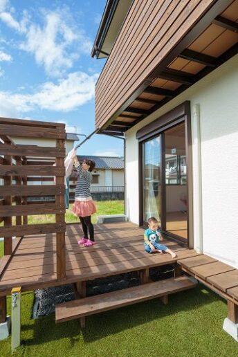 広めに作ったウッドデッキは、洗濯物を干したり、お子さんが走り回ったり。