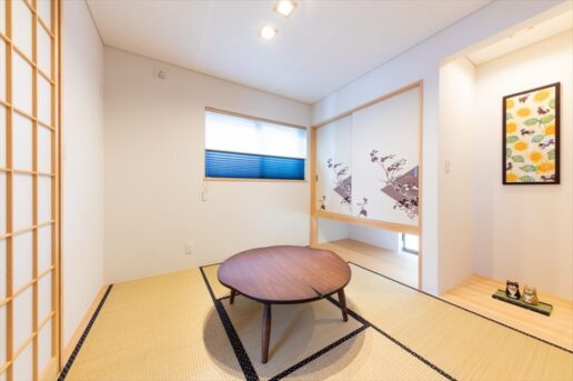 和室のふすまには、目を引く和モダンな柄をセレクト。床の間は季節ごとに飾り付けを楽しんでいます。お家はシンプルにまとめ、クロスやインテリアでセンス良く遊びゴコロをプラスしました。