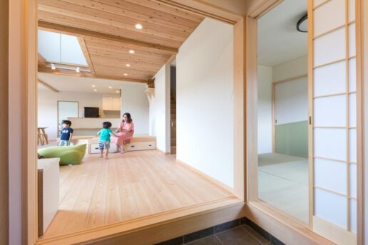 土間から直接出入りできる和室はお父様のお部屋に。水回りへのアクセスの良さも考慮して配置しました。自然とリビングへつながるので、子世帯とのコミュニケーションもとりやすい。