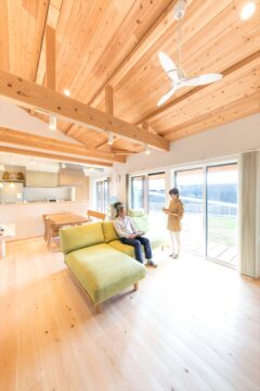 明るく開放的な勾配天井のリビング。