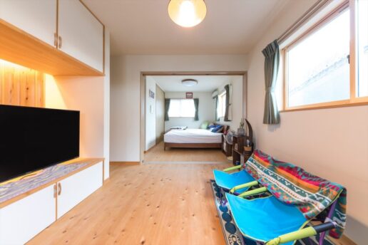 建具で仕切ることができる寝室とセカンドリビング。収納の一部をＴＶ台にしました。間接照明の柔らかな光が杉板を照らし心なごむ雰囲気。