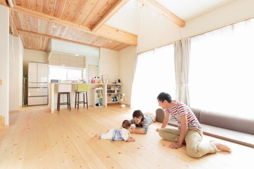 赤ちゃんの好奇心を刺激する無垢の素材。床をハイハイしながら、ときどき「節」を指でつまむしぐさも。