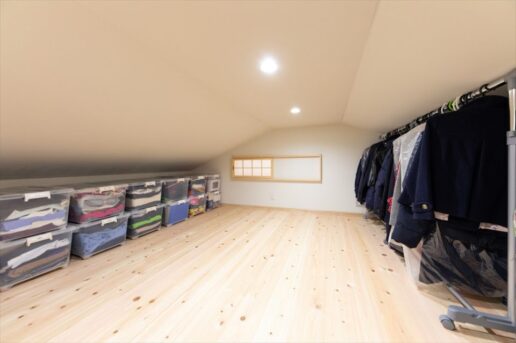 荷物の出し入れがスムーズな階段でのぼれる8帖の小屋裏収納。小窓からお子様が『おーい！』と顔をのぞかせるのが今から楽しみです。