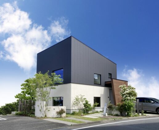 <strong>Exterior</strong>
人気のガルバリウム鋼板に木目調のサイディングを組み合わせた外観。自然の中でも都会でも馴染むデザインが魅力です。
