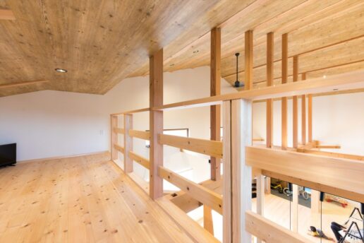 ゆくゆくはご主人の秘密基地にする予定のロフト。子どもの遊び場や収納としても活用できます。勾配天井ともつながっているので、見晴らしがよく開放的。
