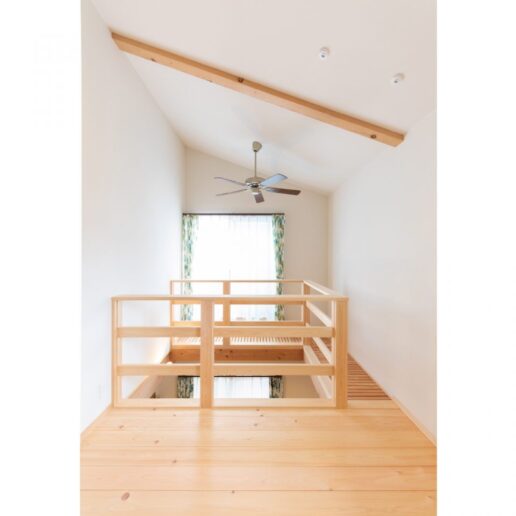 室内干しもできる２階ホールは、吹き抜けに面しているので洗濯物の乾きが早くて大活躍。寝室～バルコニー～キャットウォークへぐるっと回れる間取りは、お子様の遊び場にもなっています。