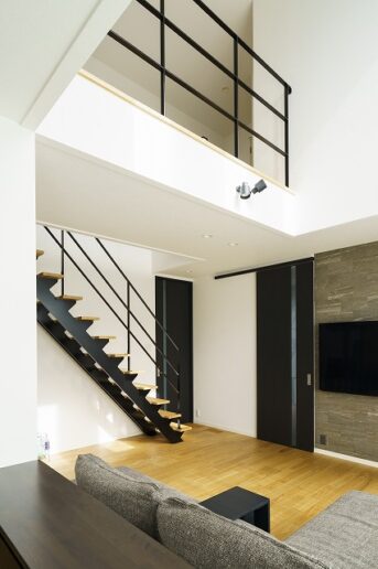 インスタグラムを見て2人で決めた吹き抜けとオープン階段も絶対外せない条件
マナックスの黒いスチール階段を採用し、吹き抜けにはブリッジ(空中廊下)を架け、その手すりも同じマナックスの黒いスチールで統一
デザイン性の高い空間に仕上がっている