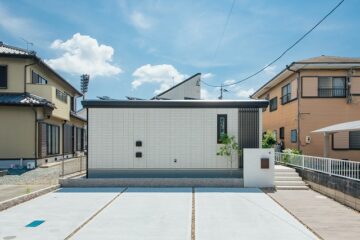 中庭がもたらす光と風に満ちたコの字型コートハウスのイメージ