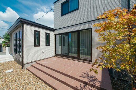 中庭をコの字型の建物で囲んだコートハウス
庭と視覚的に一体感のあるLDKは、採光・通風に優れた居心地の良い空間に。