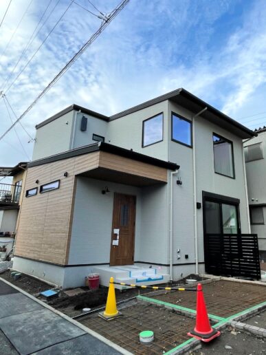 シンプルモダンな印象にナチュラルテイストが加わったバランスの良い落ち着いたデザインの外観。