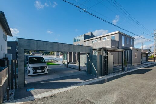 建物の格を上げるために、道路から敷地に入る所にゲートを設置するとともに、車庫のゲートを利用して建物の全貌を隠し、期待感を抱かせる演出を施している