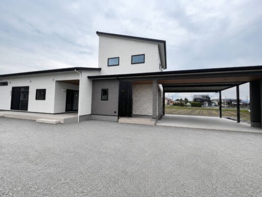 広い敷地を活用した、平屋のように暮らせる２階建て。
ガレージやポーチ周りは雨の日も安心の設計です。