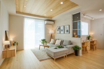 空間に奥行きをもたらす折り上げ天井。木目にすることでナチュラルモダンな空間が生まれます。
