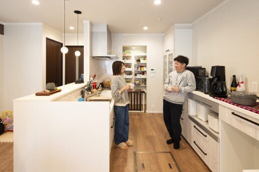 2人揃って調理することも考慮して、キッチンと背面カウンターの間隔を1.3ｍと十分に確保している