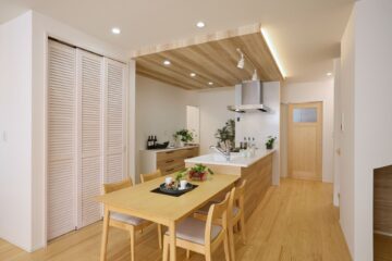 キッチン上部は木目の下がり天井にし、間接照明で更にデザイン性の高い空間に仕上げました。