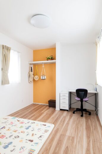 6帖の子ども部屋は、鮮やかなオレンジの色のクロスがアクセント。