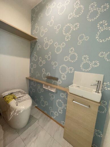 ディズニーのクロスで遊び心のあるトイレに。