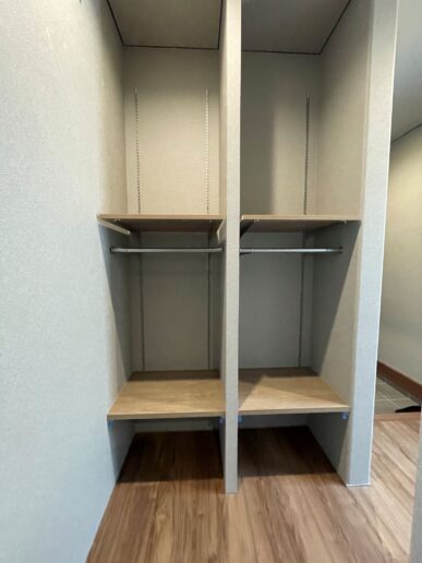 玄関近くにコートや荷物を置ける場所があると、外出時も帰宅時にも便利。