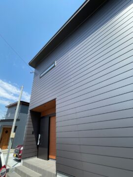シャープでスタイリッシュなガルバリウムを採用した創エネ住宅のイメージ